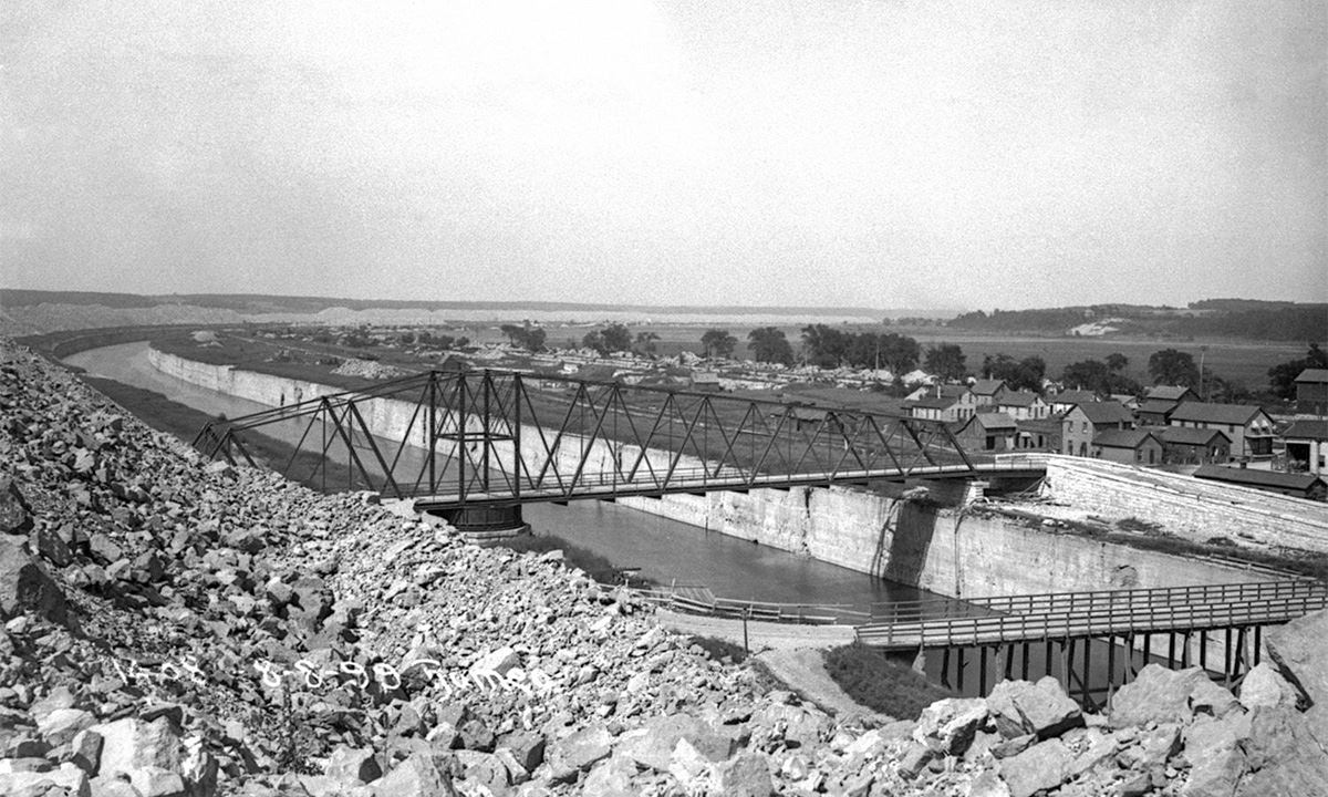 Swing bridge over the Sanitary and Ship Canal